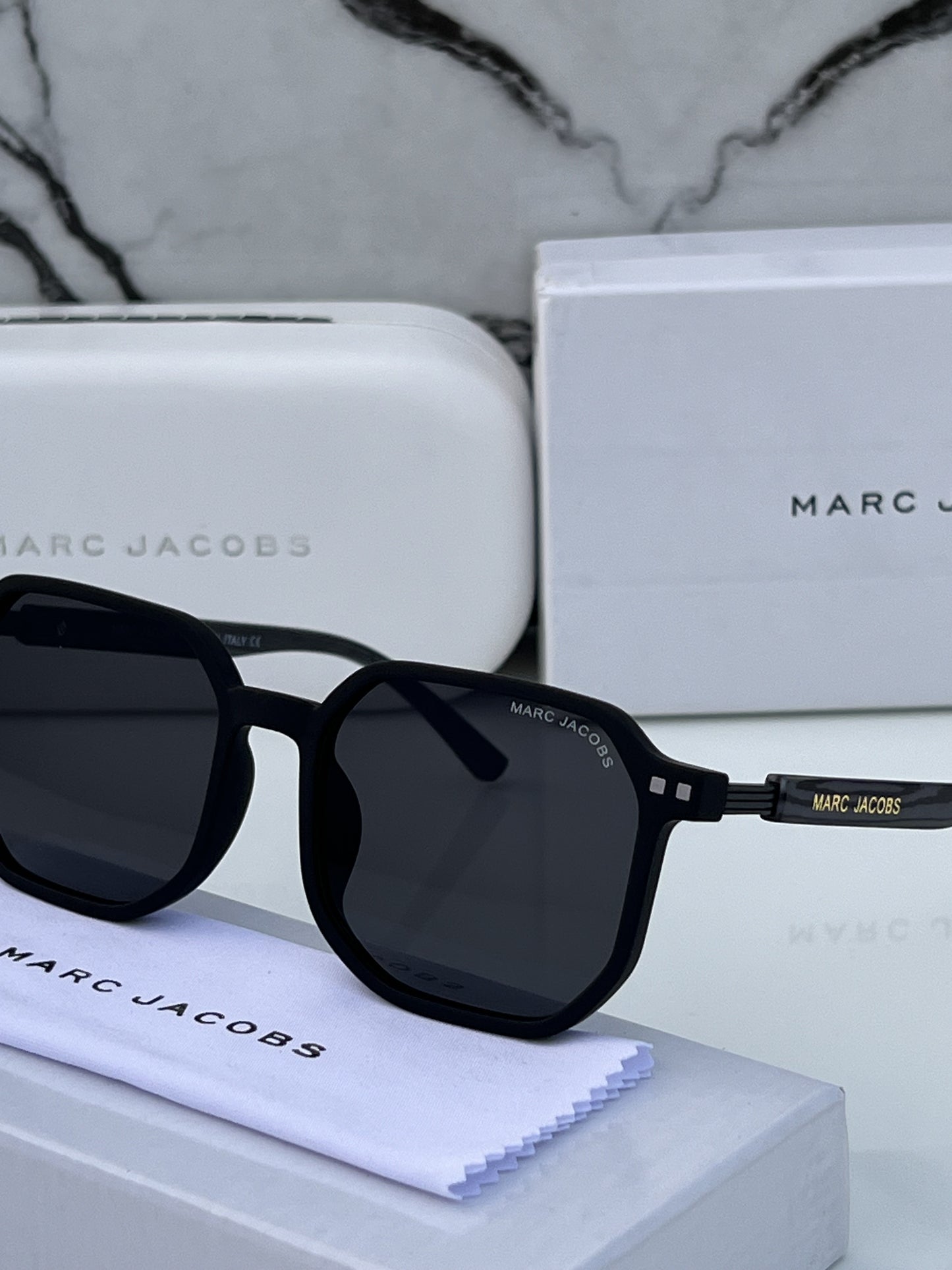 Marcc jacobss 301 black