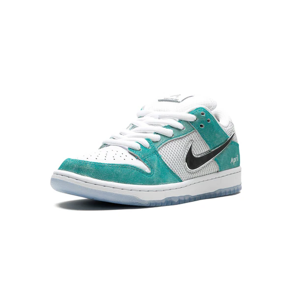 SB DUNK LOW 'APRIL SAKTEBOARDS'