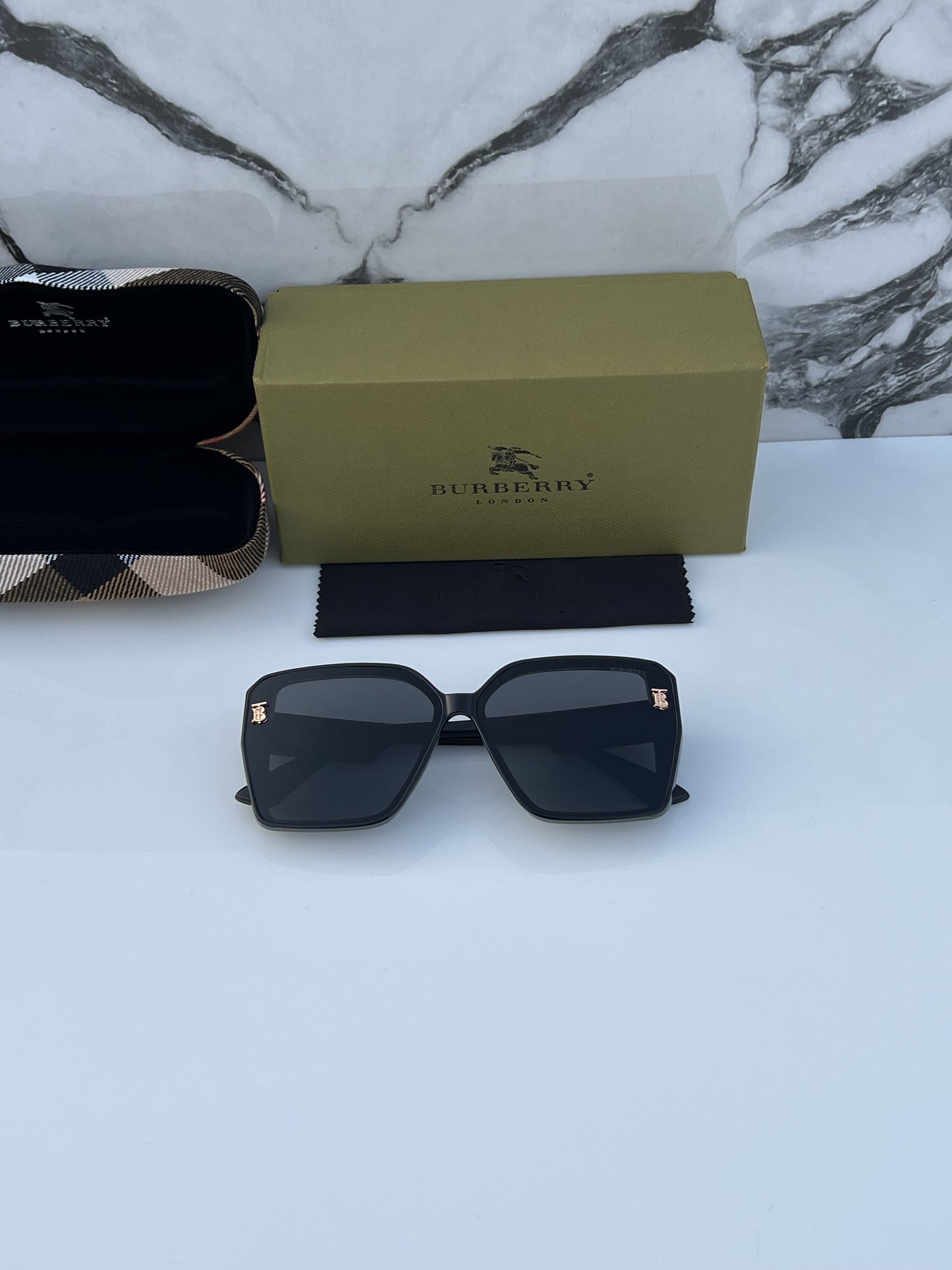 Burberryy 5523 black