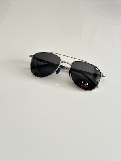 Oakleyy 8920 Silver Black